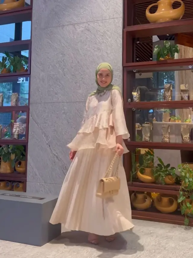Inspirasi OOTD Kece Rey Mbayang, Gabriel Prince, hingga Rebecca Klopper di LazLook Show