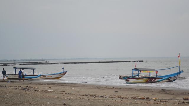 Ada Larangan Berenang Di Sepanjang Pantai Selatan Sampai