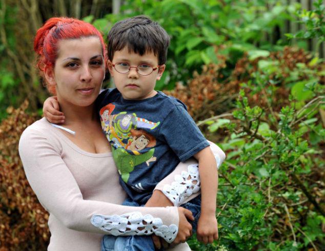 Selina dan putranya yang menjadi korban pemukulan | Foto: copyright dailymail.co.uk