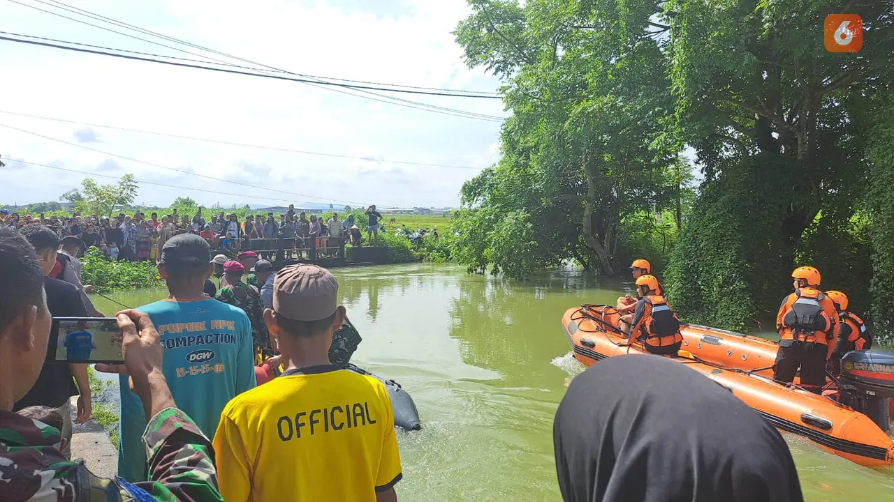 Tim SAR Makassar mencari warga terseret arus banjir di Maros (Liputan6.com/Fauzan)