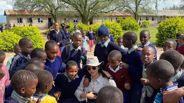 Momen Liburan Raline Shah di Serengeti National Park, Tanzania, Australia.
