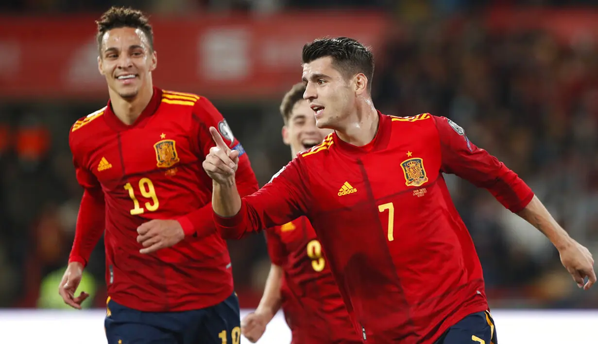 Pemain Spanyol Alvaro Morata (kanan) melakukan selebrasi usai mencetak gol ke gawang Swedia pada pertandingan sepak bola kualifikasi Grup B Piala Dunia 2022 di Stadion La Cartuja, Seville, Spanyol, 14 November 2021. Spanyol menang 1-0. (AP Photo/Angel Fernandez)
