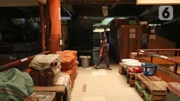 Seorang pria melintas di area dalam Pasar Tomang Barat, Jakarta, Senin (29/06/2020). Pasar Tomang Barat atau yang lebih dikenal dengan sebutan Pasar Kopro itu ditutup mulai 29 Juni hingga 1 Juli setelah ada pedagang yang dinyatakan positif Covid-19 dari hasil tes usap. (Liputan6.com/Herman Zakharia)