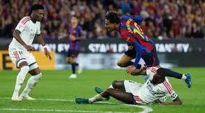 Pemain Barcelona Lamine Yamal (kanan) ditekel oleh pemain Real Madrid Ibrahima Konate dalam laga El Clasico La Liga antara Barcelona vs Madrid di Barcelona, Spanyol, Minggu, 25 Oktober 2026. (AP Photo/Joan Monfort)