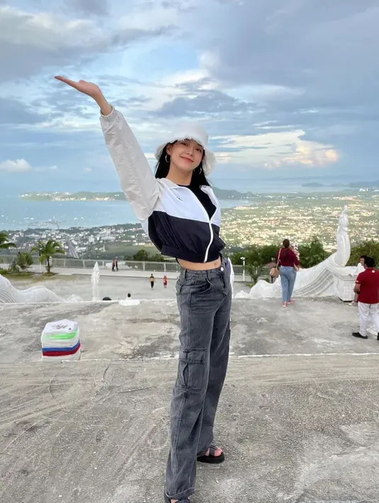 Kim Se Jeong berpose saat menikmati liburan di Thailand setelah menyelesaikan banyak pekerjaan.(Instagram/clean_0828)