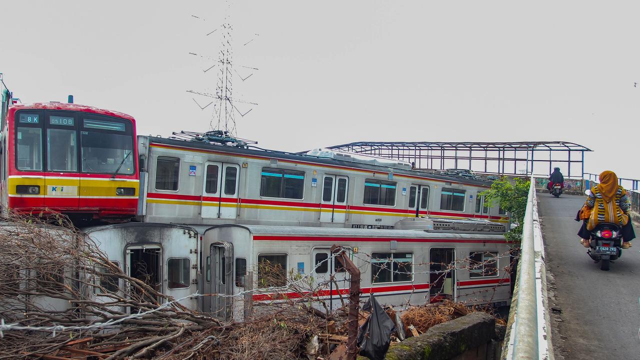 FOTO: Gerbong KRL Tak Terpakai Bertumpuk di Depok Picu Rasa Penasaran Warga