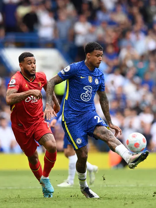 Pemain Chelsea Kenedy (kanan) berebut bola dengan pemain Watford Joshua King (kiri) pada pertandingan sepak bola Liga Inggris di Stamford Bridge, London, Inggris, 22 Mei 2022. Chelsea menang 2-1. (Glyn KIRK/AFP)