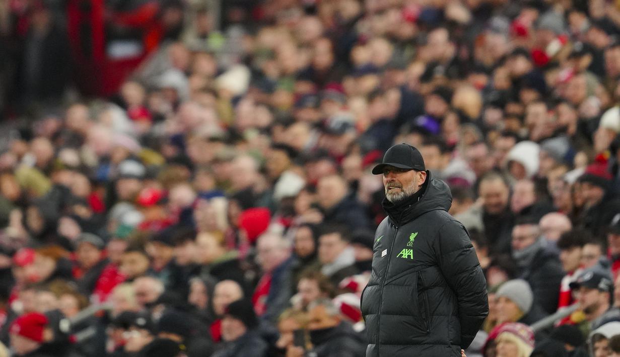 Pelatih Liverpool, Jurgen Klopp saat memimpin laga putaran keempat Piala FA melawan Norwich City di Anfield, Liverpool, Inggris, Minggu (28/01/2024). (AP Photo/Jon Super)
