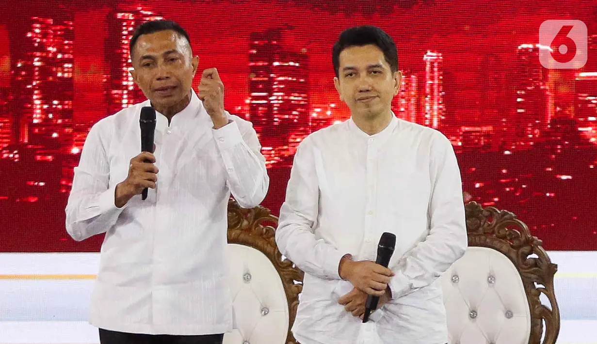 Pasangan calon gubernur dan wakil gubernur DKI Jakarta nomor urut 2, Dharma Pongrekun-Kun Wardana saat menyampaikan visi misi dalam segmen pertama pada debat perdana calon gubernur dan wakil gubernur DKI Jakarta di JIExpo, Kemayoran, Jakarta Pusat, Minggu (6/10/2024). (Liputan6.com/Herman Zakharia)