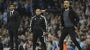 Ekspresi pelatih Manchester City, Pep Guardiola memberikan instruksi kepada pemainnya saat melawan Shakhtar Donetsk pada laga grup F Liga Champions di Etihad stadium, Manchester, (26/9/2017). City menang 2-0. (AP/Rui Vieira)