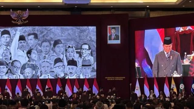 Presiden Prabowo Subianto menghadiri kegiatan sidang senat terbuka wisuda 521 sarjana Universitas Kebangsaan Republik Indonesia (UKRI) di Trans Convention Centre, Kota Bandung
