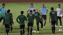 Pelatih Timnas Indonesia, Bima Sakti, memberikan arahan saat latihan di Stadion Madya Senayan, Jakarta, Selasa (22/11). Latihan ini persiapan jelang laga Piala AFF 2018 melawan Filipina. (Bola.com/Yoppy Renato)