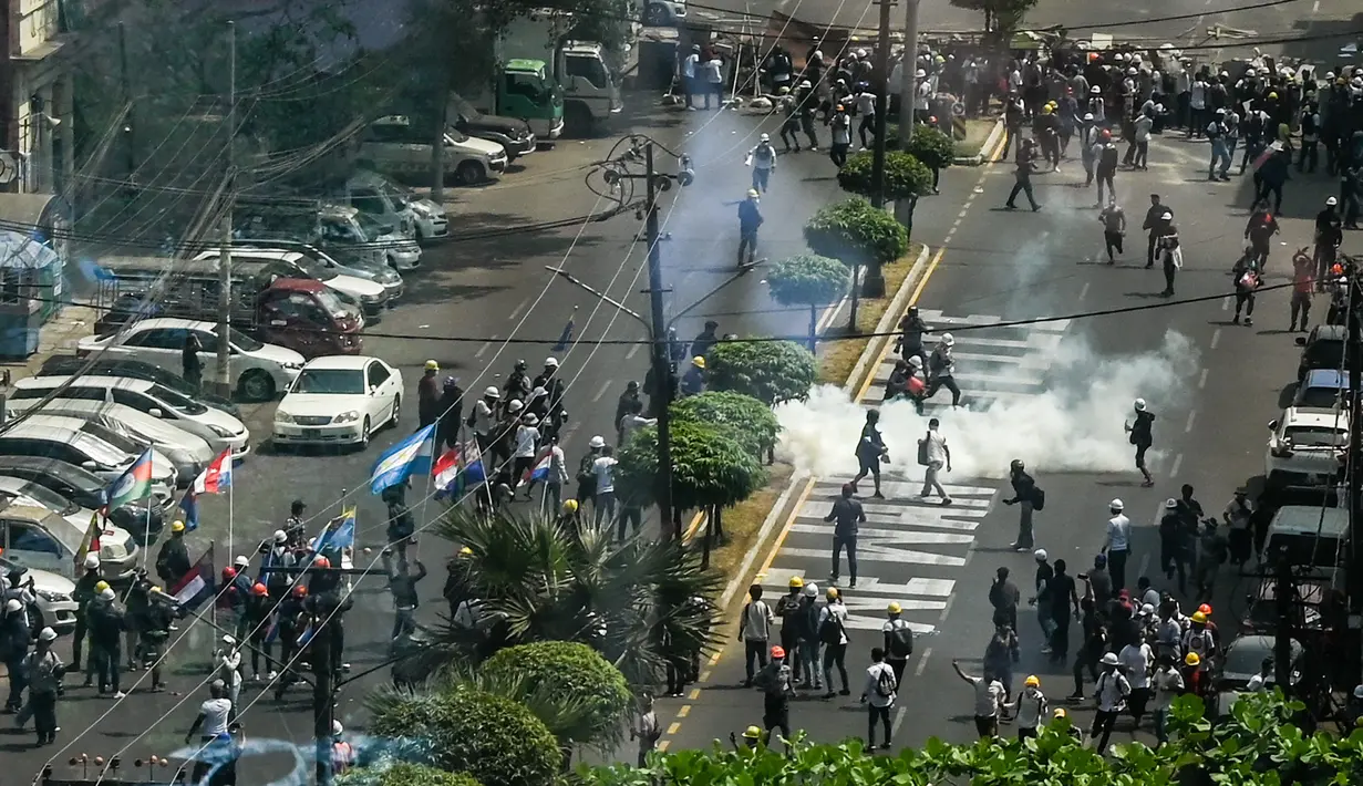 Sebuah tabung gas air mata terlihat di tanah di Yangon (28/2/2021). Aksi demonstrasi menolak kudeta militer pada Minggu tersebut dilaporkan berubah menjadi kerusuhan. Militer Myanmar mengatakan, seorang polisi juga tewas dalam kerusuhan. (AFP/ Ye Aung Thu)
