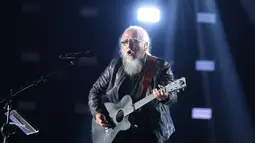 Semangat Iwan Fals membawakan lagu “Pesawat Tempurku” mengajak penonton bernyanyi bersama pada malam puncak HUT SCTV 36 Xtraordinary di Studio Emtek City, Jakarta, Senin (24/8/2026). (KLY/Budy Santoso)