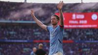 Pemain Manchester City, Kevin De Bruyne melambaikan tangan kepada para penonton setelah timnya kalah dari Crystal Palace dalam laga final Piala FA 2024/2025 yang berlangsung di Stadion Wembley, London, Inggris, Sabtu (17/05/2025) waktu setempat. (AP Photo/Ian Walton)