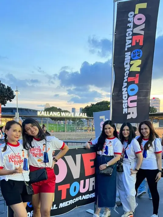 Tidak hanya berdua, Annisa juga bersama beberapa temannya. "Akhirnya malah Aira ditemani oleh sekelompok tante-tante berambut panjang dan tebal." lanjut perempuan kelahiran Boston 41 tahun silam ini. 
 [Instagram/annisayudhoyono]