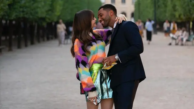 5 Gaya Ikonik Lily Collins dalam Emily in Paris, Yuk Tiru untuk Tampil Dramatis