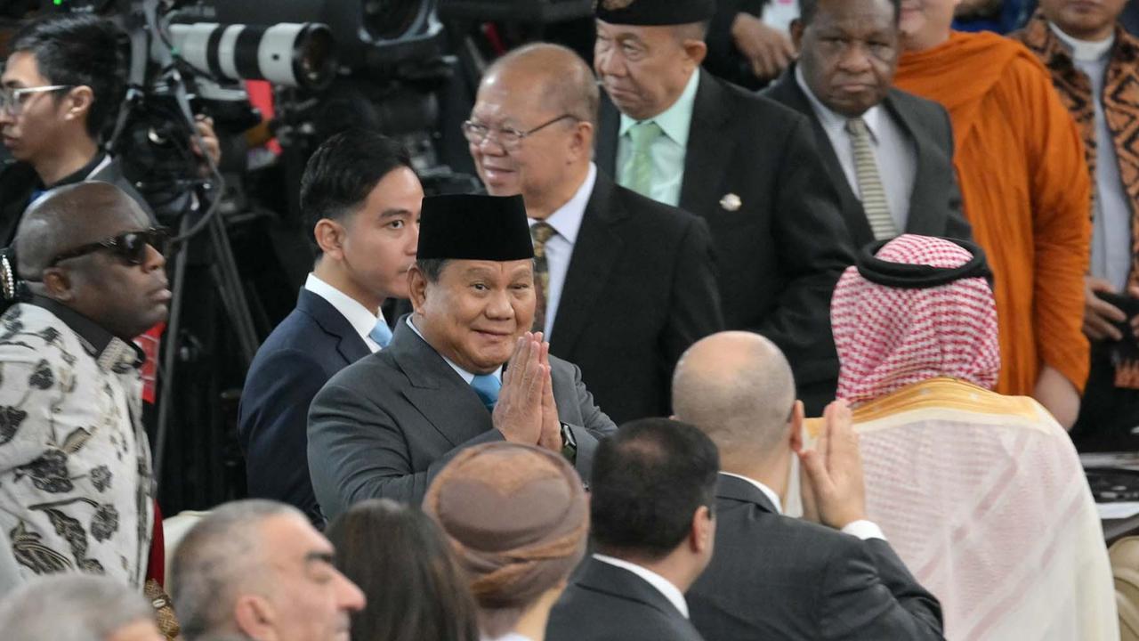 VIDEO: Prabowo Diacungi 2 Jempol Jokowi, Jenderal Sepuh Try Sutrisno Hormat Berdiri di MPR/DPR