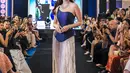 Ia mengenakan atasan berbentuk peplum corsetry berwarna biru lautan yang menonjolkan siluet tubuhnya dengan elegan.  [@dianamputri].