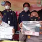 Kepolisian saat menunjukkan barang bukti uang hasil pungli yang dilakukan oknum KKP Kota Tarakan kepada warga yang minta divaksin.