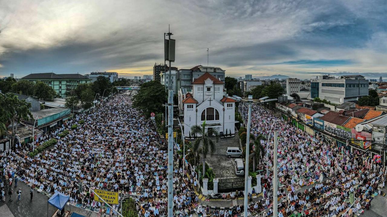 Ribuan jemaah gelar salat Idulfitri di jalanan depan gereja Jatinegara
