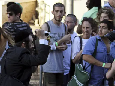 Seorang pria Yahudi ultra-Ortodoks menusuk dan melukai enam peserta parade Gay Pride di Yerusalem, Kamis (30/7/2015). Akibat penusukan tersebut, dua dari mereka mengalami luka serius. (REUTERS/Kobi Schutz)