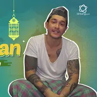 Meski sedang menjalani ibadah puasa, Miller Khan tak sedikutpun mengurangi aktivitasnya. Sambil menunggu bedug magrib yuk kita intip apa saja kegiatan Miller Khan