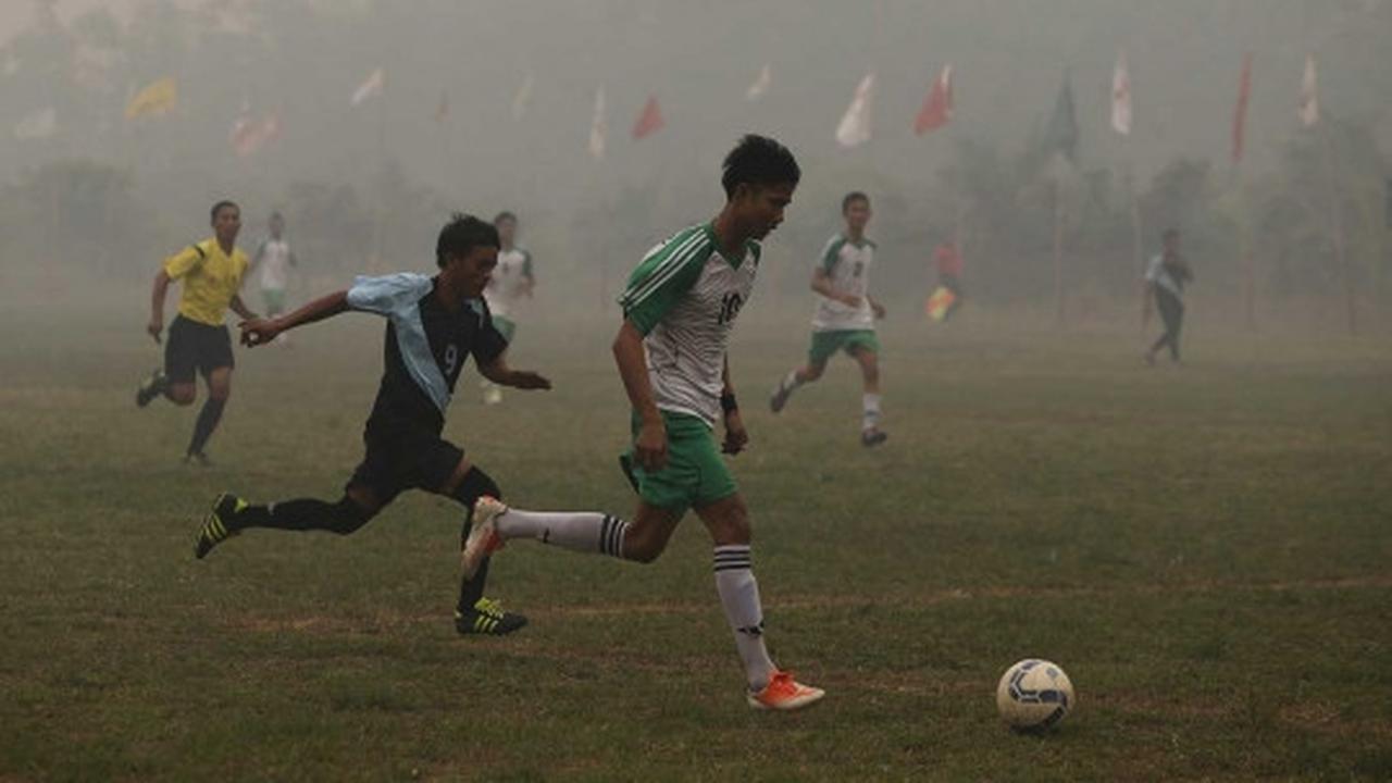 Berkompetisi sepakbola di tengah pekatnya kabut asap Jambi