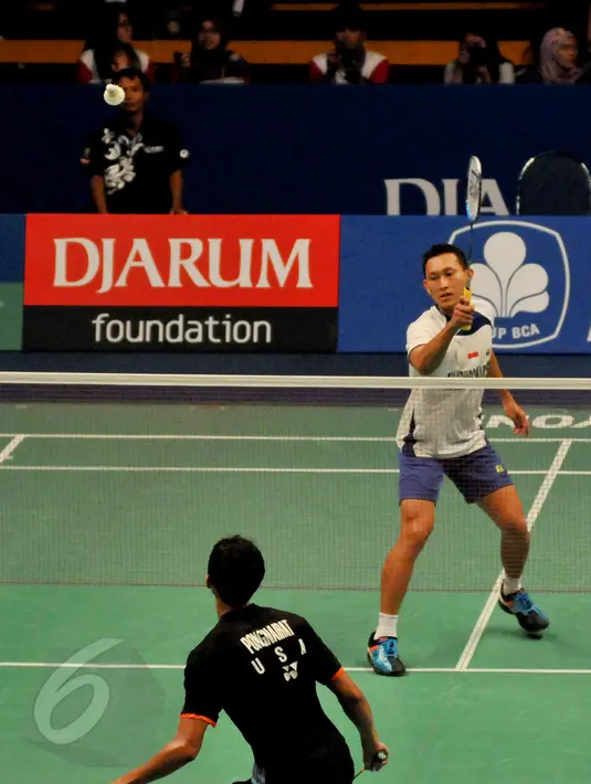 Pebulutangkis, Sony Dwi Kuncoro mengembalikan kok ke pebulutangkis USA Sattawat Pongnairat di turnamen BCA Indonesia Open Superseries Premier 2015 di Jakarta, Selasa (2/6/2015). Sony menang dengan skor 17-21, 21-13, 21-2. (Liputan6.com/Andrian M Tunay)