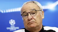 Momen terakhir Claudio Ranieri bersama Leicester saat jumpa pers jelang laga melawan Sevilla. Untuk sementara posisi Ranieri akan digantikan oleh asisten manajer Craig Shakespeare yang akan debut saat menghadapi Liverpool. (EPA/Julio Munoz)