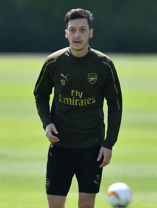 Gelandang Arsenal, Mesut Ozil saat mengikuti sesi pelatihan tim di pusat pelatihan London Colney di St. Albans (21/5/2019). Arsenal akan bertanding melawan Chelsea pada babak Final Liga Europa pada 29  Mei di Baki Olimpiya Stadionu. (AFP Photo/Olly Greenwood)