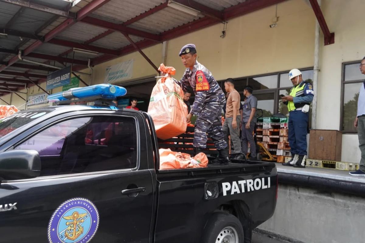 FOTO: Satgaspam TNI AL Gagalkan Pengiriman Ribuan Rokok Ilegal di Bandara Juanda