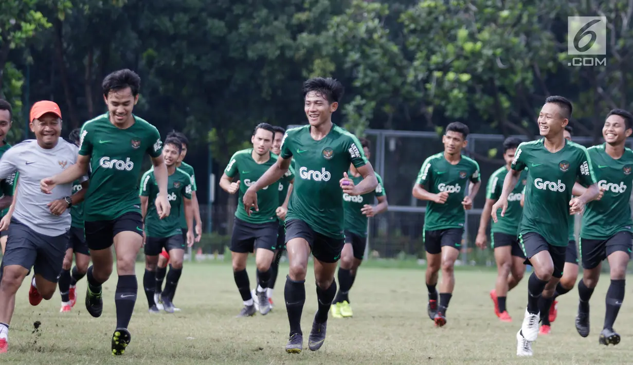 Para pemain Timnas Indonesia U-23 berlari saat mengikuti latihan di Stadion Madya, Jakarta, Kamis (14/3). Latihan ini merupakan persiapan jelang Kualifikasi Piala AFC U-23. (Bola.com/Vitalis Yogi Trisna)