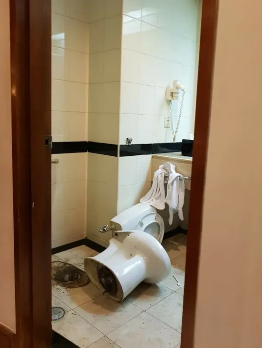 Kondisi kamar mandi di sebuah kamar yang ditempati politisi Partai Demokrat berinisial AA seusai penggeledahan di hotel kawasan Slipi, Jakarta, Senin (4/3). AA ditangkap karena narkoba. (Liputan6.com/HO/Dit Narkoba Mabes Polri)