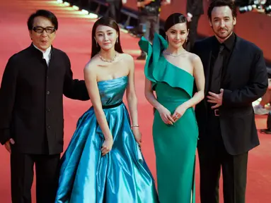 Jackie Chan (kiri) berpose bersama aktor John Cusack (kanan) di Festival Film Internasional Shanghai, Cina, Sabtu (14/6/14). (AFP PHOTO)