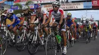 Pembalap Indonesia Prima Telkom (kanan) memacu sepeda saat bersaing dengan pembalap luar negeri pada etape-1 balap sepeda Tour de Singkarak (TDS), di Padang, Sumbar. (Antara)