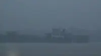 Kabut asap di Kota Palembang, Sumatera Selatan semakin parah sehingga menutupi permukaan Sungai Musi.