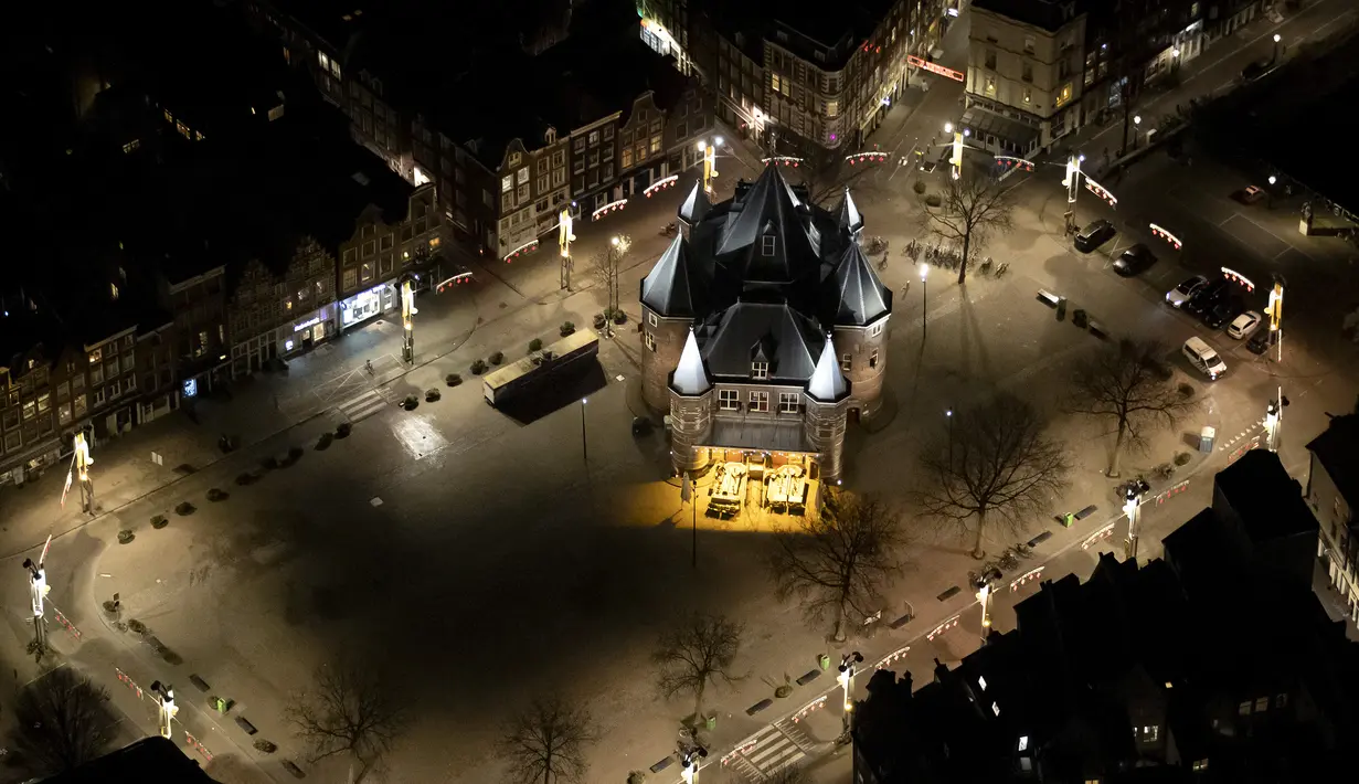 Foto udara menunjukkan pemandanga Nieuwmarkt setelah jam malam di Amsterdam, Sabtu (23/1/2021). Mulai 23 Januari, jam malam dimulai di Belanda dari pukul 21.00 hingga 04.30 untuk mengendalikan tingkat infeksi COVID-19. (AFP/ANP/Koen van Weel)