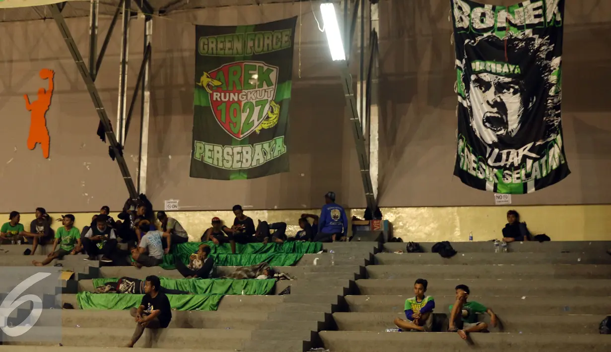 Pendukung Persebaya berkumpul menghabiskan malam di GOR Padjajaran, Bandung, Sabtu (7/1). Ribuan suporter Persebaya berkumpul di GOR Padjajaran menunggu keputusan kongres PSSI terkait nasib klub kesayangan mereka. (Liputan6.com/Helmi Fithriansyah)