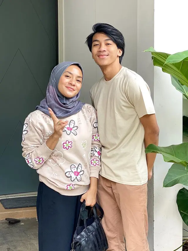 [Fimela] Enno Lerian dan Bumi Pradipa Pria Untara