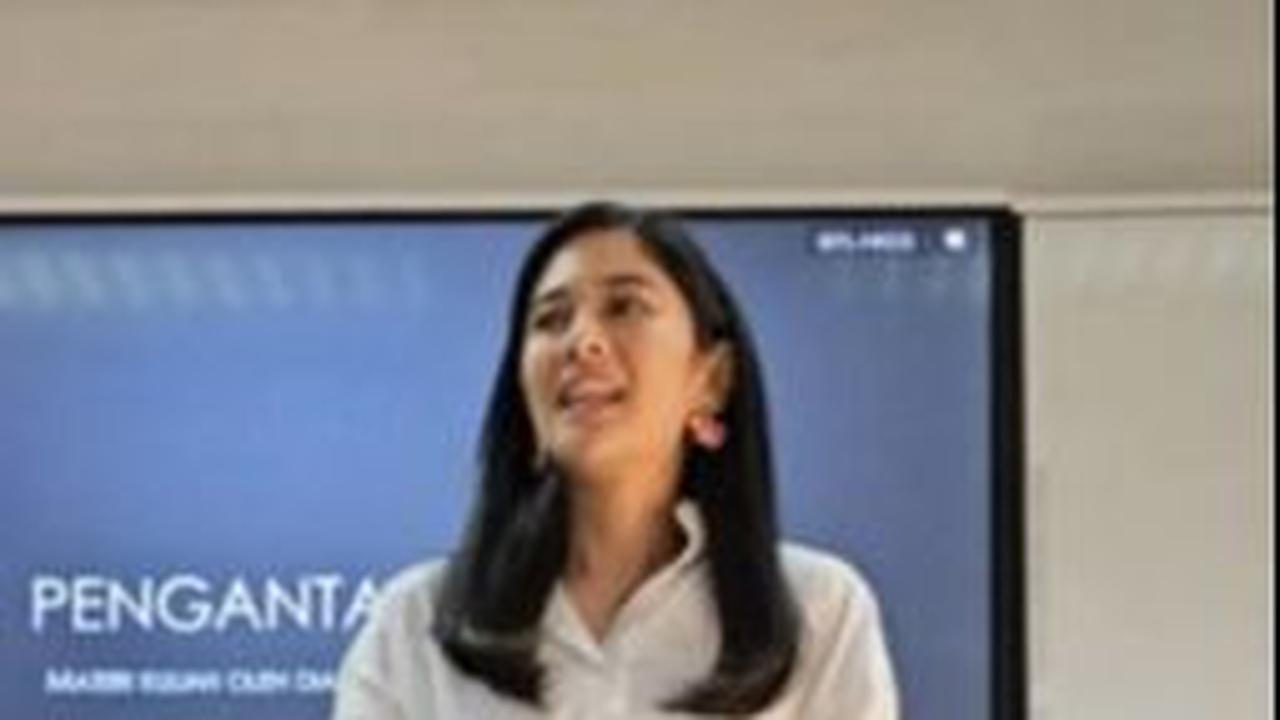 VIDEO: Cantiknya Dian Sastrowardoyo 'Gadis Kretek' Jadi Dosen, Mahasiswanya Auto Senyum