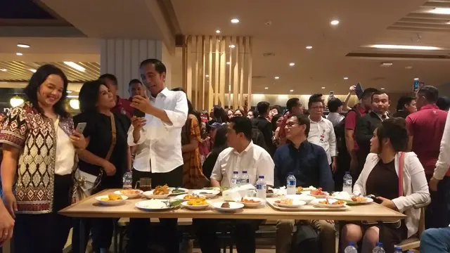 Jokowi Makan Siang di Mal Grand Indonesia