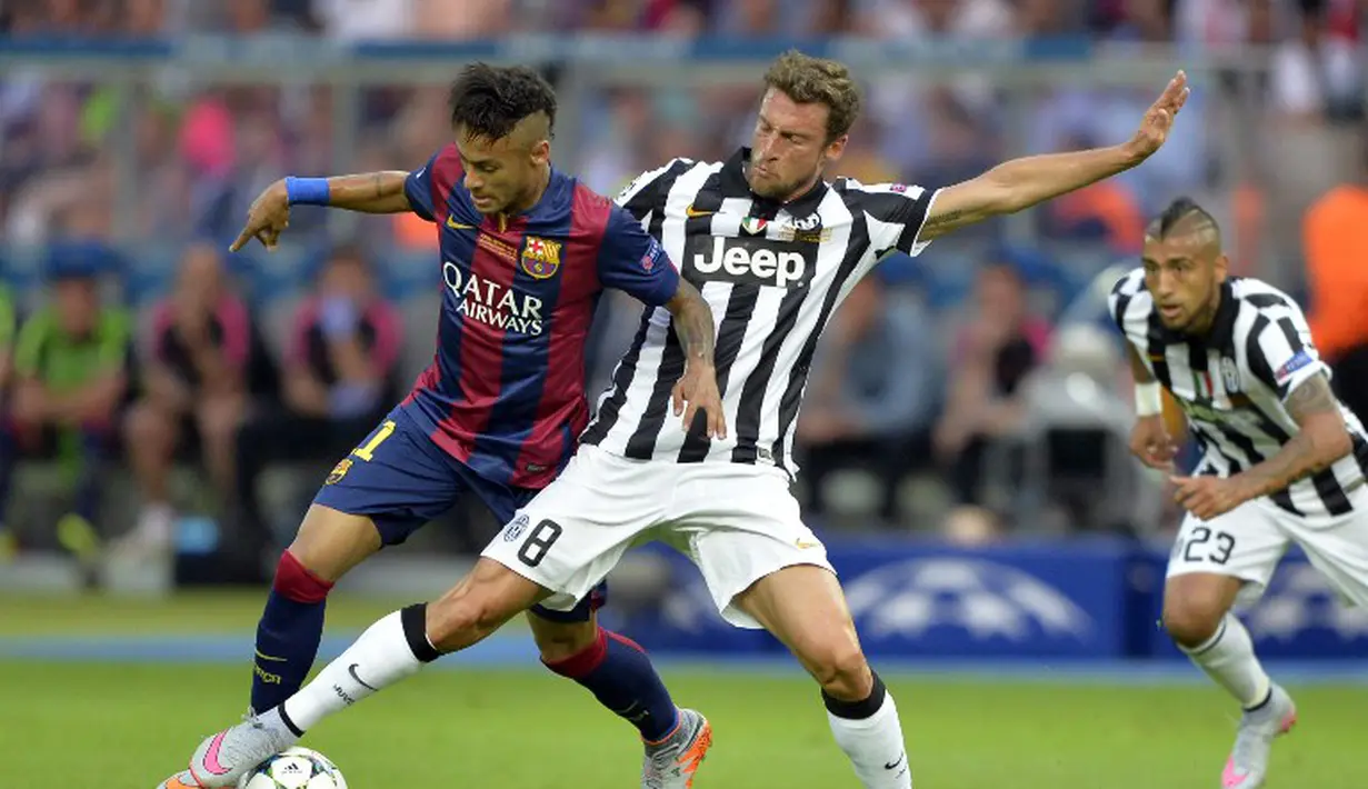 Neymar (kiri) bertarung memperebutkan bola dengan Claudio Marchisio di laga final Liga Champions 2014-2015 di Olympiastadion, Berlin, Minggu (7/6/2015). Barcelona keluar sebagai pemenang dengan skor 3-1. (AFP Photo/Oliver Lang)