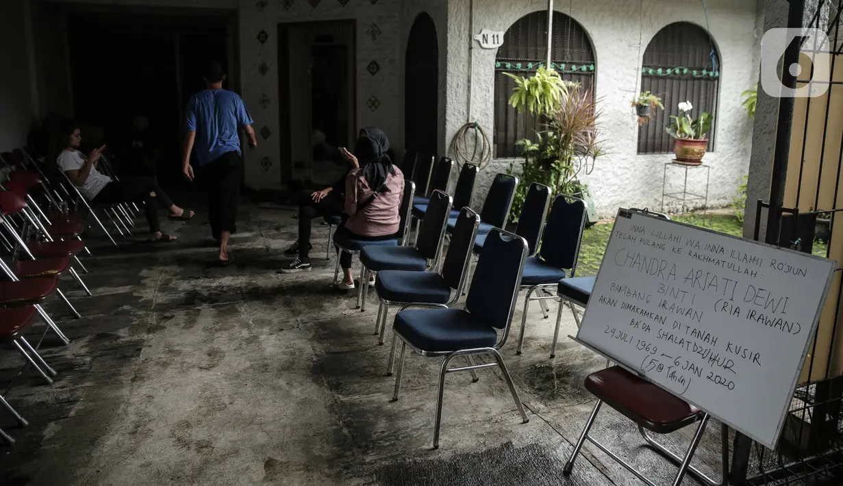 Suasana rumah duka Artis peran Ria Irawan di kawasan Lebak Bulus, Jakarta Selatan, Senin (6/1/2020). Ria Irawan meninggal dunia setelah mengidap kanker kelenjar getah bening. (Liputan6.com/Faizal Fanani)