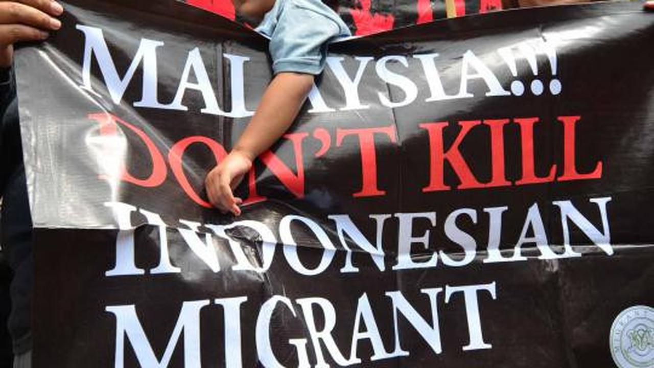 Demonstran yang tergabung dalam Migrant Care menggelar aksi di depan K 