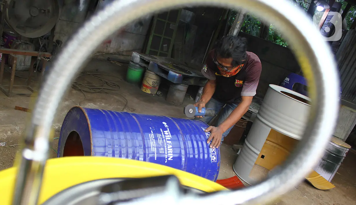 Perajin memproduksi wastafel portabel berbahan baku drum di workshop Galuh Creatives, Tangerang Selatan, Sabtu (30/5/2020). Wacana pemerintah menerapkan tatanan normal baru berimbas pada meningkatnya pesanan wastafel portabel untuk kebutuhan masyarakat di wilayah Jabotabek. (merdeka.com/Arie Basuki)