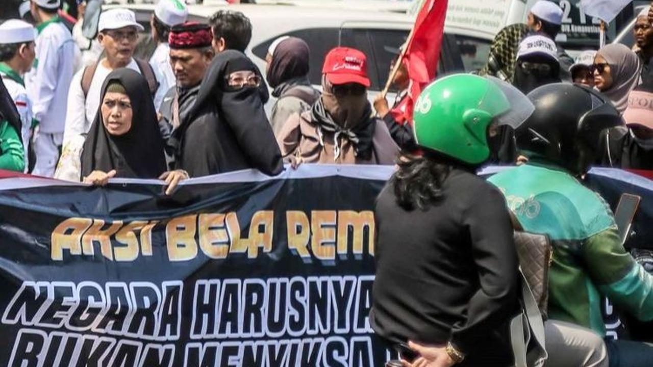 Selain itu, mereka juga terlihat mengibarkan bendera merah putih dan bendera ormas masing-masing.