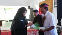 Bupati Banyuwangi Serahkan Insentif Guru Rohani Lintas Agama, Dorong Pendidikan Karakter