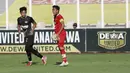 Kapten Badak Lampung, Roni Rosadi, berteriak kepada rekannya saat melawan Dewa United pada laga Liga 2 di Stadion Madya, Jakarta, Selasa (16/11/2021). (Bola.com/M iqbal Ichsan)