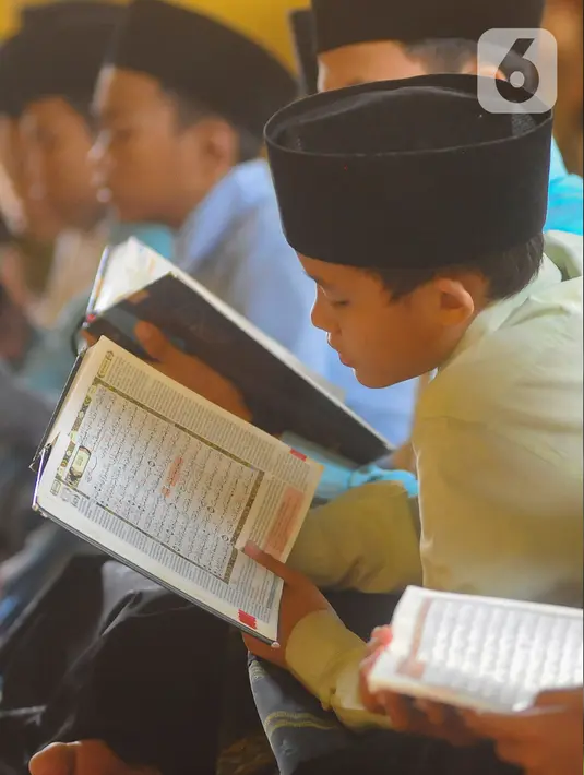 Pengertian tadarus berkaitan erat dengan kegiatan membaca. (merdeka.com/Arie Basuki)